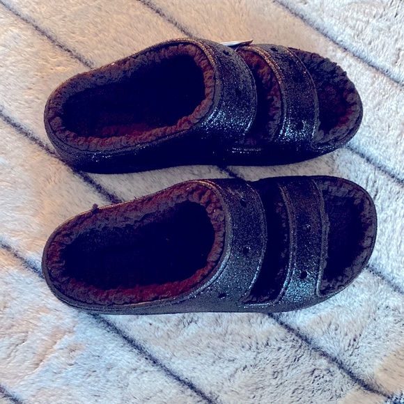 Crocs classic cozzzy black glitter lined sandals - Picture 7 of 8